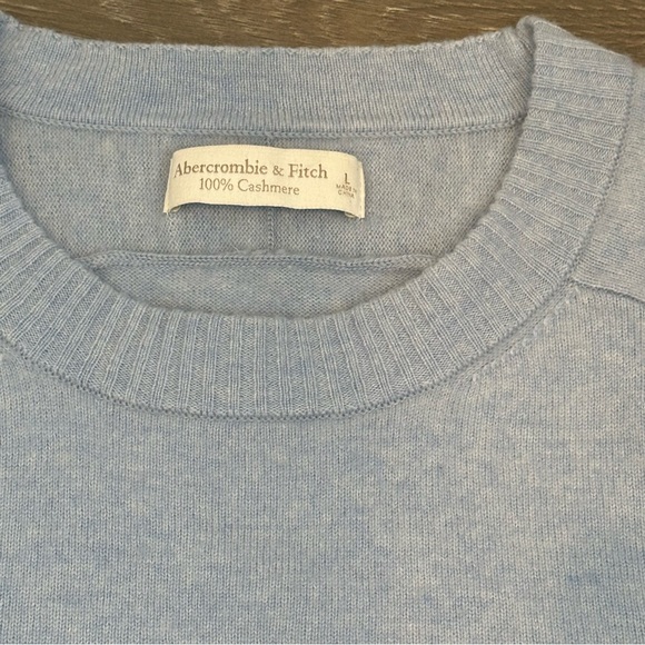 Abercrombie & Fitch 100% Cashmere Light Blue Short-Sleeve Crewneck Sweater - Picture 5 of 6